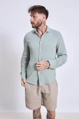 Camisa celeste de manga larga con textura arrugada.