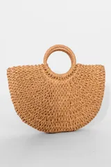 Cartera tipo shopper de paja color marrón con doble asa circular.