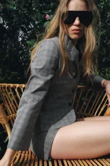 Shorts de tiro medio con diseño de cuadros, cuentan con trabillas en la cintura, bolsillos de vivo y cierre frontal con cremallera, botón y ganchos metálicos.
