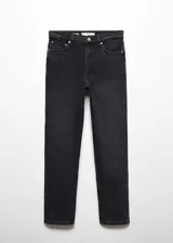 Jeans estilo crop y corte slim de tiro medio, color negro, con diseño de cinco bolsillos, trabillas para cinturón y cierre frontal con cremallera y botón metálico.