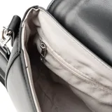 Bandolera negra de diseño redondeado con solapa frontal, confeccionada en cuero sintético. Presenta una correa de cinta ajustable con herrajes plateados y el logo de la marca estampado en la parte delantera.