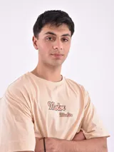 Remera blanca de corte holgado con la frase "The Good Old Days" estampada en color naranja.