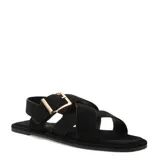 Sandalias planas color negro, con tiras anchas cruzadas y tira trasera con hebilla metálica dorada cuadrada.