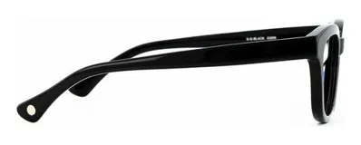 Armazón para lentes de receta de acetato negro, con forma panto, monturas gruesas y patillas con núcleo de metal plateado. Diseño con patillas antideslizantes.