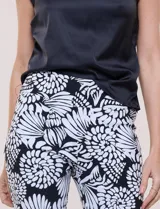 Pantalón capri Zac & Rachel de gabardina elastizada con estampado floral en blanco y negro, con pretina ancha elastizada.