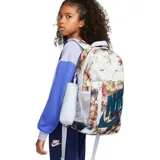 Mochila Nike con estampado abstracto en tonos beige, marrón y rojo. Logo de Nike en azul marino en el frente. Cuenta con un bolsillo lateral con red y un bolsillo frontal con cierre.