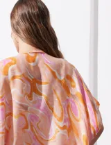 Kimono tejido con estampado abstracto en tonos naranja, rosa y blanco, con mangas amplias estilo japonés y terminación con borlas.