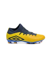 Championes de fútbol Umbro modelo Ignis HG, con diseño de botín de corte medio en color amarillo con detalles en azul marino y suela azul con tapones naranjas.