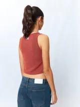 Top sin mangas, ajustado al cuerpo, color marrón rojizo con textura acanalada.