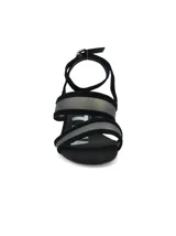 Sandalias de tacón redondo de 6 cm, con diseño de tiras en gamuza negra y bandas frontales translúcidas de TPU. Incluye cierre con pulsera fina al tobillo.