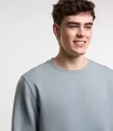 Buzo deportivo color verde claro, de manga larga y cuello redondo. Confeccionado en tejido de poliéster, viscosa y elastano.