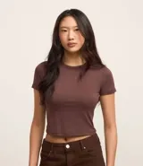 Blusa cropped de manga corta, cuello redondo, color marrón oscuro, confeccionada en tejido Rib.
