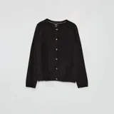 Cárdigan negro de punto fino con cuello redondo y cierre frontal con botones dorados.