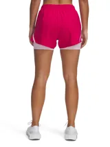 Shorts deportivos de mujer Under Armour con diseño 2 en 1, que combina un pantalón corto exterior ligero en color fucsia con un short de compresión interior en color rosado claro. Cuenta con cintura elástica, paneles de malla para ventilación y bolsillo lateral con cierre.