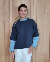 Buzo de lana lambswool en color azul oscuro, con cuello redondo, mangas cortas y corte holgado.