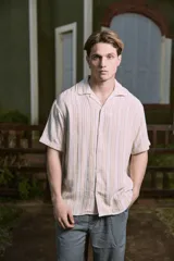 Camisa de manga corta con fit relajado y cuello resort. Cierre con botones al frente y diseño a rayas verticales en tonos beige, blanco y naranja. Confeccionada en tejido plano de algodón y algodón orgánico, estilo liviano ideal para el verano.