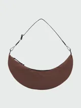 Cartera tipo hobo o bandolera de Longchamp, modelo Le Pliage Energy, en color marrón. Presenta diseño en forma de media luna, cierre superior con cremallera y correa ajustable para el hombro con detalles metálicos plateados.