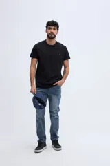 Remera básica de algodón pima color negro, de manga corta y cuello redondo, con pequeño detalle bordado en el pecho.
