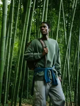 Sudadera verde militar de algodón orgánico, corte oversize, con cuello redondo y puños acanalados. Estampado en el frente y la espalda con diseño de fogata y texto 'Blue Banana'.