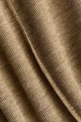 Remera en punto fino de manga larga con cuello redondo, hombros caídos y costura central frontal.