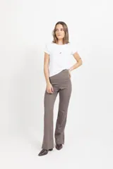Remera básica de algodón con spandex, de calce cómodo y cuello redondo. Presenta un pequeño bordado minimalista en el centro del pecho.