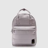 Mochila urbana de diseño acolchado en color negro, con compartimento principal y bolsillo frontal con cierre. Cuenta con asas superiores de mano y correas ajustables acolchadas. Incluye compartimento interior para notebook de 13 pulgadas y detalle de logo de la marca en la parte inferior.