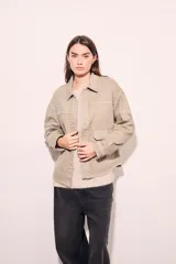 Sobrecamisa color beige de algodón con bordados en cuello, solapa, cierre y puños.