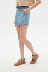 Short celeste de tiro medio, con bolsillos laterales y corte ancho.