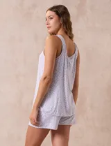 Conjunto de pijama estampado marca René Rofé, compuesto por musculosa y short. La musculosa tiene escote redondo con aplique de puntilla y botones. El short tiene cintura elastizada.