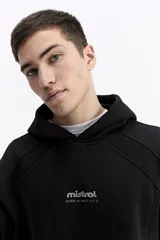 Canguro de felpa color crema, con capucha y bolsillo canguro frontal. Presenta un pequeño estampado con el logo de la marca en el pecho.