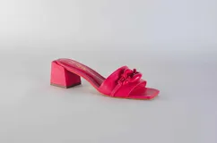 Sandalias tipo sueco color amarillo, con taco ancho y aplique de cadena en el empeine.