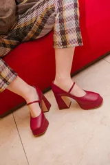 Zapato de cuero color borgoña, con plataforma, taco cuadrado y tira sobre el empeine.