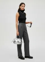 Bolso de mano plateado con efecto cuero, diseño fruncido tipo globo (balloon) y cordones ajustables laterales. Posee asa superior y correa ajustable extraíble.