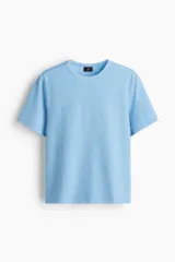 Remera de manga corta en tejido de punto waffle de peso medio, con cuello redondo acanalado y bajo recto. Presenta un corte estándar para una silueta clásica.