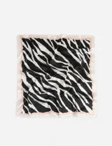 Pañuelo cuadrado de poliéster con estampado de cebra en blanco y negro, y un borde fino color salmón pálido.