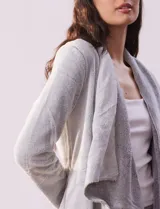 Bata gris de tejido suave con bolsillos laterales.