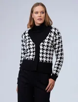 Cárdigan en tejido soft con estampado pata de gallo, marca Philosophy. Escote en V y abertura central con botones ocultos.