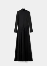 Vestido largo negro de fiesta, con diseño evasé, cuello alto y manga larga.