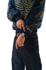 Hoodie azul con cierre y bolsillos laterales, con estampado dorado de hojas de acanto en el frente y las mangas.