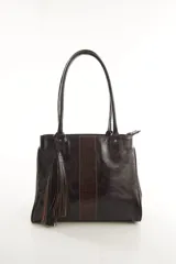 Bolso tote de cuero genuino color bordó con asas largas para hombro. Presenta una franja central con textura de cocodrilo y un adorno lateral de flecos.