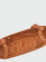 Cartera tipo hobo de gran tamaño, confeccionada en cuero con textura granulada. Presenta un diseño de silueta curva y minimalista con una correa de hombro integrada y cierre superior.