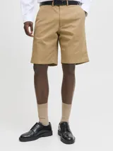 Bermuda chino color beige confeccionada en algodón, con bolsillos delanteros y traseros, y cierre con cremallera.