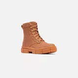 Bota de caña media Sorel, confeccionada en piel impermeable color marrón tostado. Presenta cierre de cordones con ojales metálicos, tirador en el talón y una suela robusta de caucho moldeado con diseño dentado.