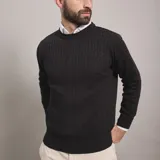 Sweater negro de punto con cuello redondo y diseño de trenzas verticales.