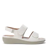 Sandalias de plataforma baja con dos tiras anchas ajustables mediante velcro. Las tiras presentan un diseño texturizado con microperforaciones. Cuenta con una tira trasera con cierre de velcro para mayor sujeción y una plantilla acolchada.