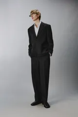 Blazer regular fit de lana color negro, con solapas de muesca, cierre frontal de un botón, bolsillos con solapa en la cadera y manga larga.
