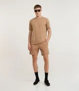 Remera deportiva masculina de manga corta y cuello redondo, confeccionada con tecnología Dry, que facilita la evaporación del sudor. Presenta un pequeño logo circular en el pecho.