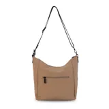 Cartera bandolera gris de formato amplio, con correa larga regulable y desmontable con inscripciones. Cuenta con cierre superior, bolsillo frontal con cierre y detalle colgante de cordones, y un bolsillo trasero con cierre.