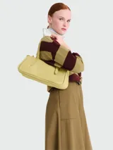 Bolso de mano tipo shoulder bag de la marca Longchamp, confeccionado en cuero liso color marrón oscuro. Presenta una estructura rectangular, doble asa de hombro con hebillas metálicas y cierre superior.