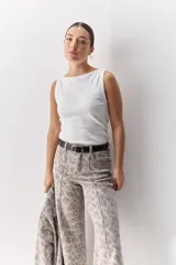 Top de tejido acanalado con cuello bote y calce al cuerpo, color blanco.